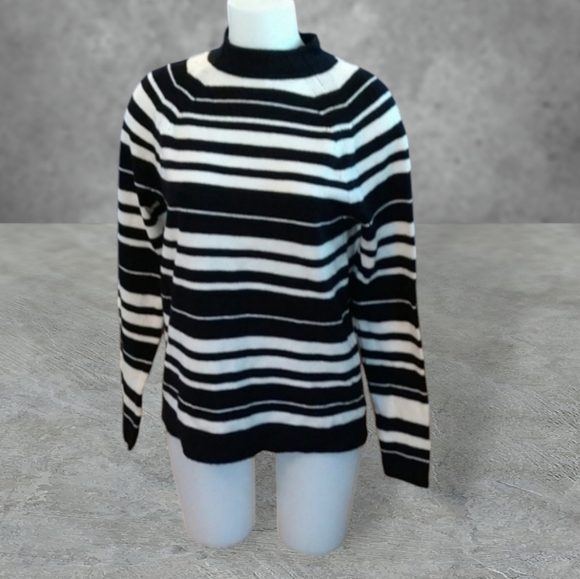 Size M Gap wool blend white and black striped turtleneck sweater - Picture 1 of 14